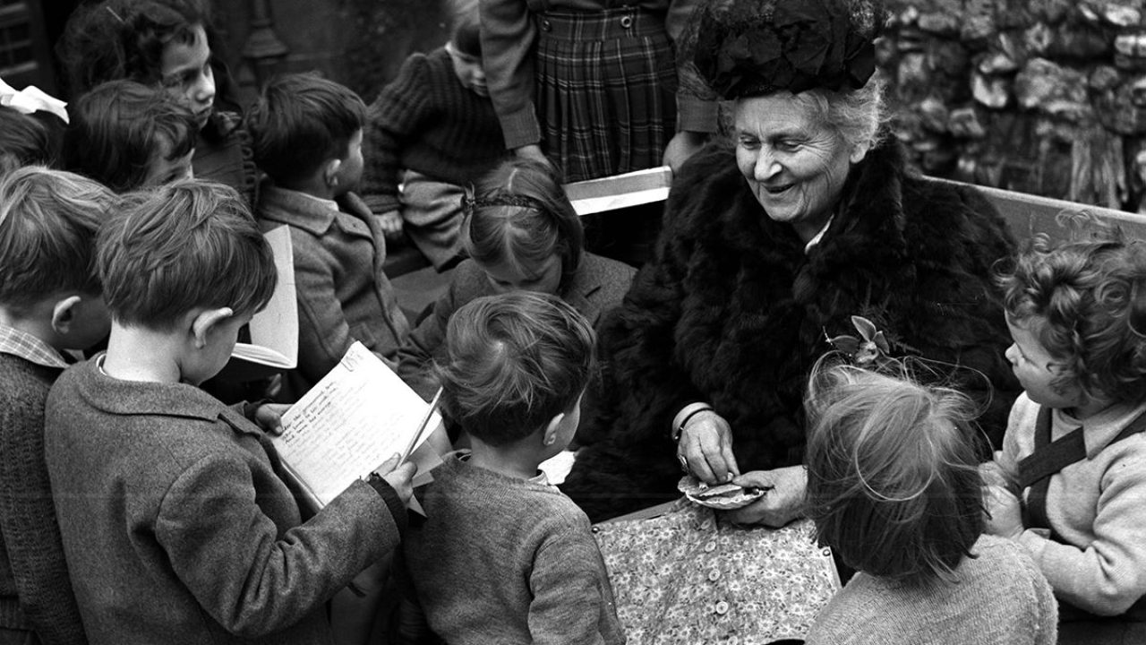 ///NO UTILIZAR SIN CONSULTAR CON FOTOGRAFÍA/// London, England, 1951, Italian educational reformer Maria Montessori, who evolved the Montessori method of teaching children, is pictured during a visit to the Gatehouse School, Smithfield (Photo by Popperfoto via Getty Images/Getty Images) PABLO GIL PARA CULTURA